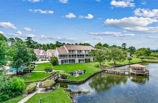 Beautiful townhouse, outdoor patio, shared pool and Free WIFI