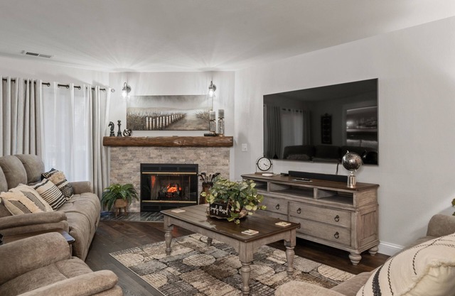 Beautiful, Updated Golf Condo near Shows and Attractions