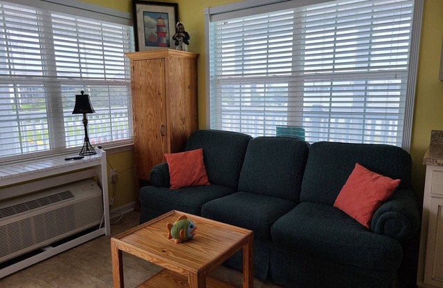 BEAUTIFUL UPSTAIRS CORNER STUDIO CONDO ON ATLANTIC BEACH