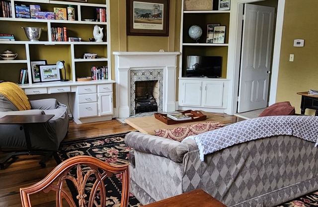 Beautiful upstairs apartment located in historic downtown Midwayn