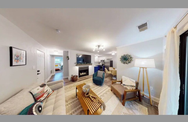 Beautiful Uptown Condo w/2BR/2Bath, by Mansion™