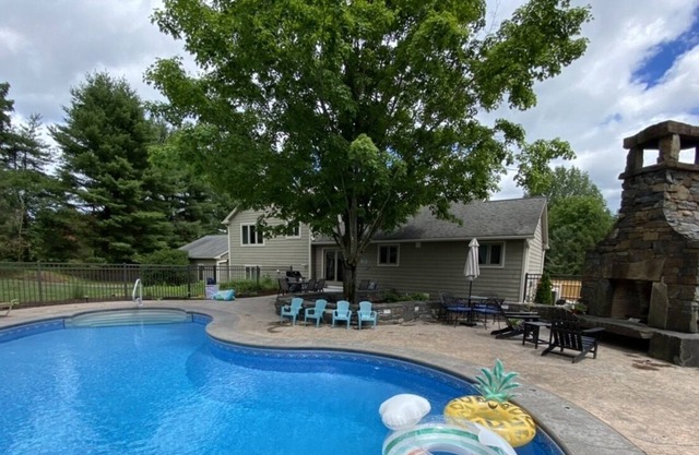 Beautiful vacation home with gorgeous mountain pool with great outdoor space!