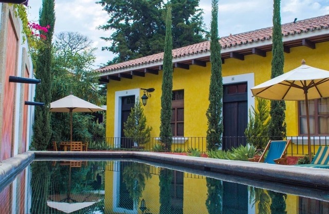Beautiful Villa Antigua Guatemala 1 km park, heated swimming pool shuttle parking