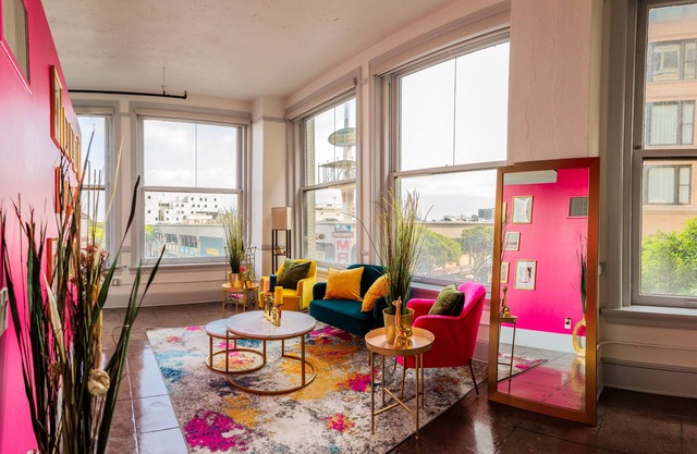 Beautiful Vibrant Chic DOWNTOWN LA Loft