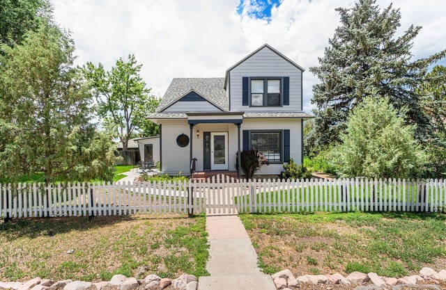 Beautiful Victorian 4 Bedroom downtown Castle Rock