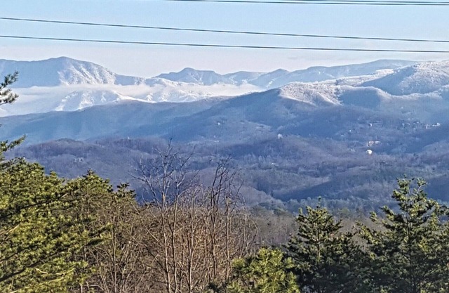 Beautiful Views~GSMNP~ Hot Tub-10 min to Parkway ~Private!