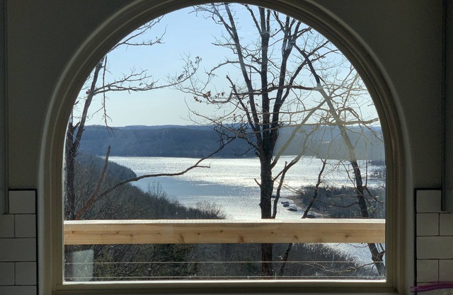 Beautiful Views! New chalet (cabin) in Ozark Mountains on Beaver Lake!