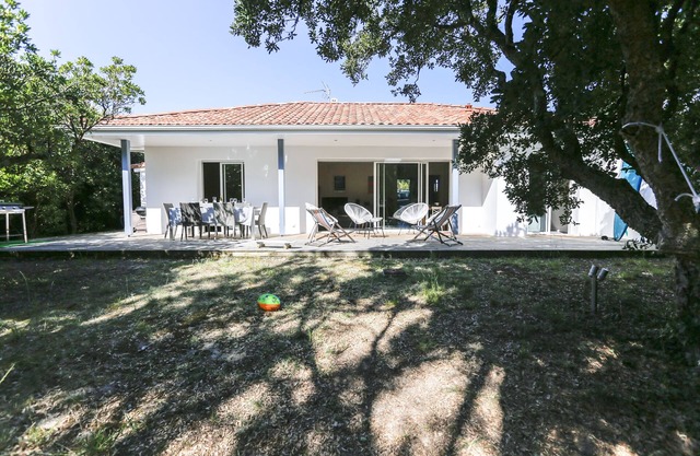 Beautiful villa 2 steps from the beach, large garden not overlooked!