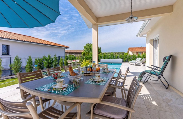 Beautiful Villa 500 m from the Lake with Pool and Air Conditioning