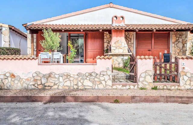 Beautiful villa for 4 guests with A/C, pool, WIFI, TV, terrace and parking