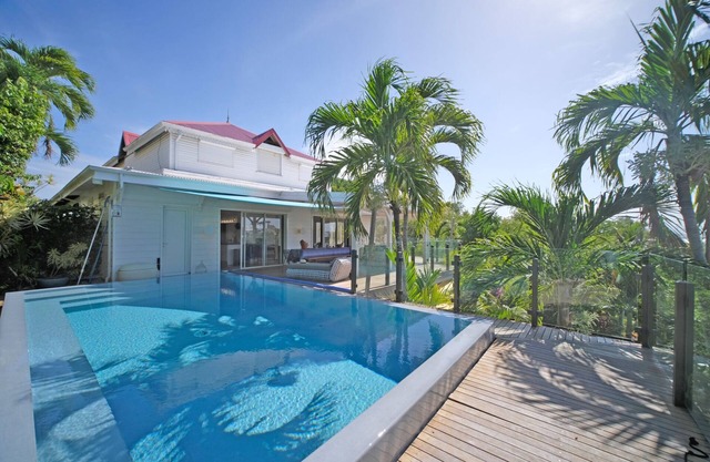 Beautiful villa for 8, pool, marina view with private dock