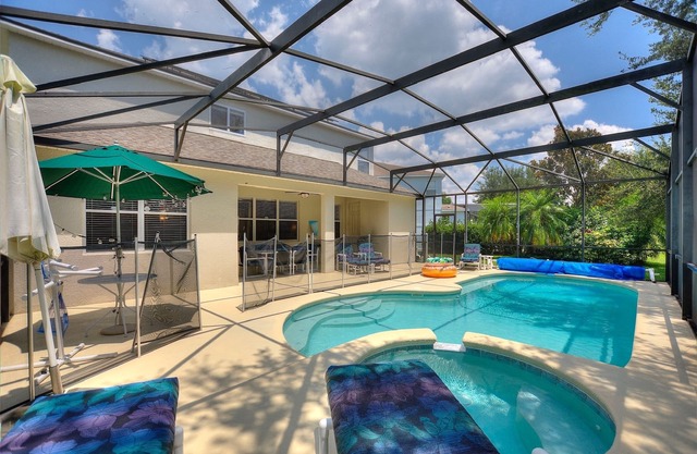 Beautiful Villa, Private Pool facing SW, Spa, Games Room, 20 min from Parks.
