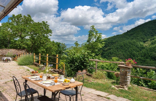 Beautiful villa with private pool, WIFI, TV, panoramic view and parking, close to Florence