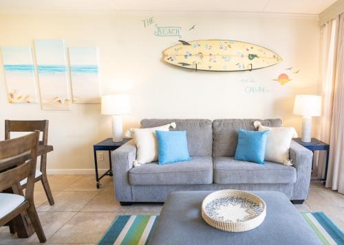 Beautiful Waikiki Banyan Mountain View Condo with Full Kitchen, Ample Sleeping and Free Parking (21207)