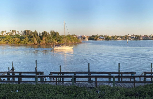 Beautiful Waterfront Condo.Watch the boats and dolphins!