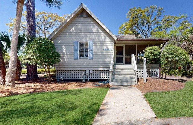 Beautiful waterfront home with fairway view & private dock