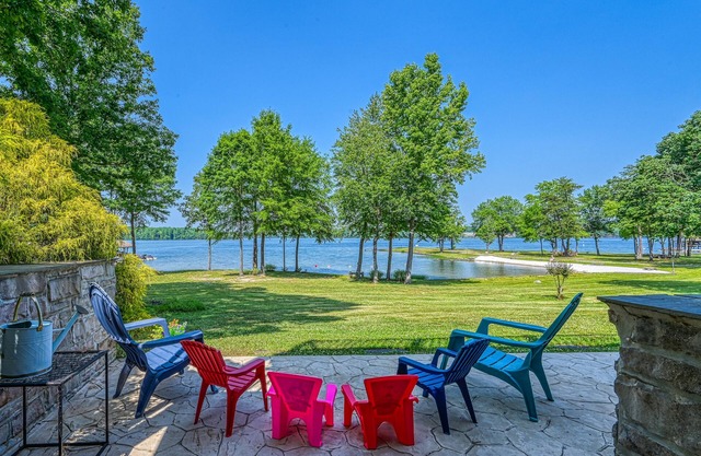 Beautiful waterfront townhouse w/perfect location, fireplace & WiFi