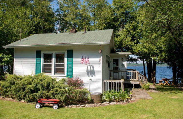 Beautiful Waterfront Cottage