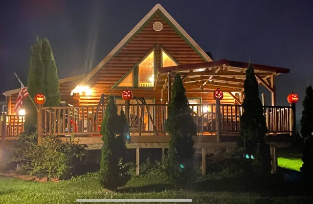 Beautiful Waterfront Lake George Log Chalet with Dock