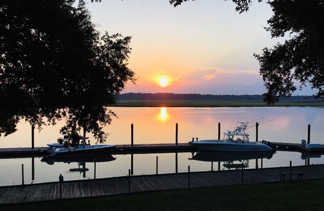 Beautiful waterfront views, super clean, close to Parris Island and beaches!