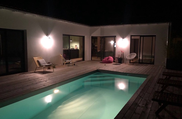 Beautiful ZEN villa, 6 travellers, 3 bedrooms, swimming pool, enclosed garden