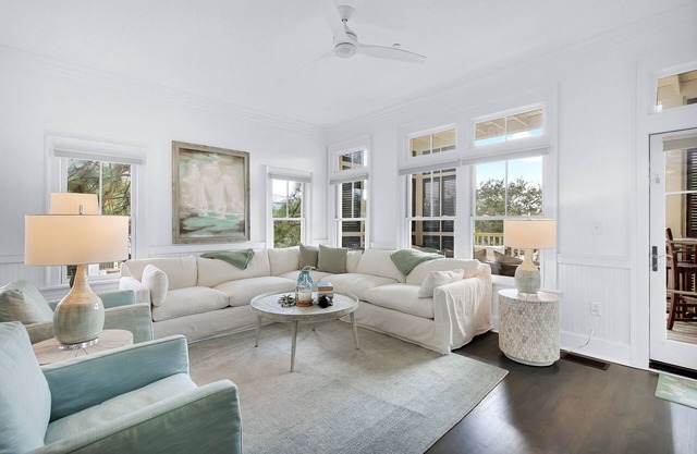 Beautifully Decorated 2 Bedroom Condo. Just a 1 Minute Walk to the Beach!