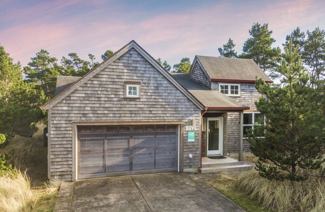 Beautifully Decorated Home, Close to the Beach, with Deck, BBQ and Fireplace