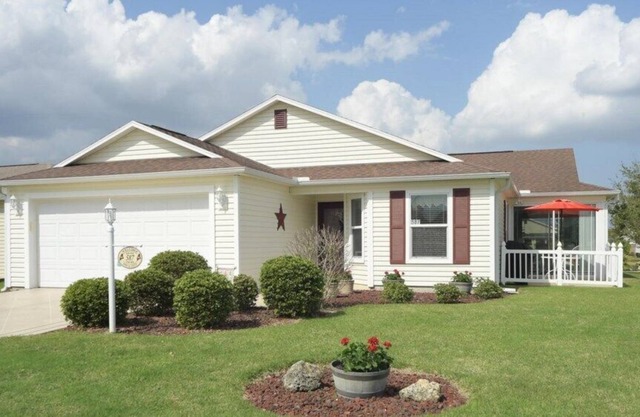 Beautifully Decorated Home between Lake Sumter and Brownwood, includes Golf Cart