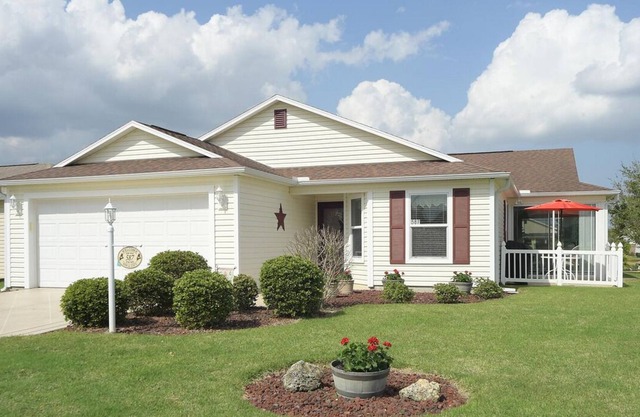 Beautifully Decorated Home between Lake Sumter and Brownwood, includes Golf Cart