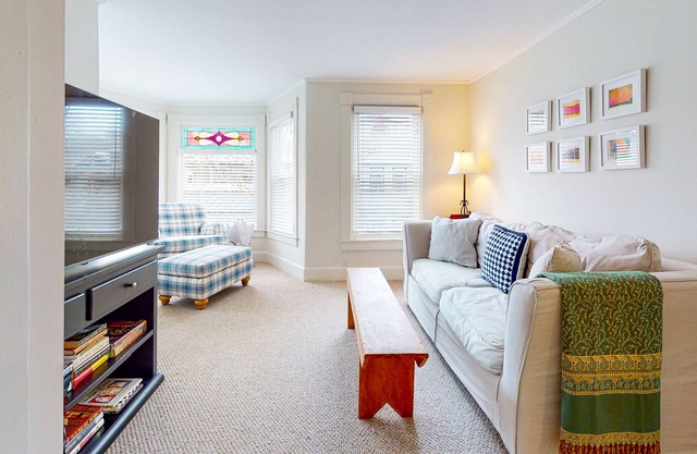 Beautifully decorated downtown apt with lawn, patio, washer/dryer, & streaming