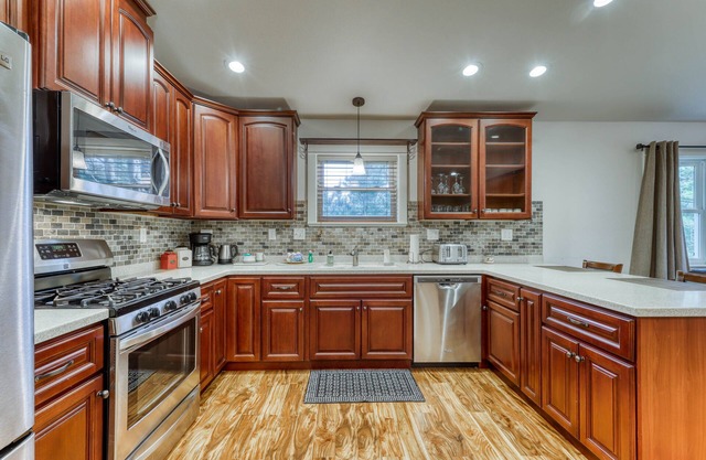 Beautifully-decorated home w/new appliances - close to shopping & the redwoods