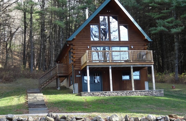 Beautifully decorated & immaculate log chalet on 3 acres, winter views.