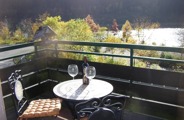 beautifully furnished apartment right on the lake Hillebachstausee