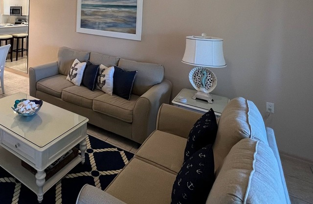 Beautifully furnished and decorated condo in Stoneybrook Estero
