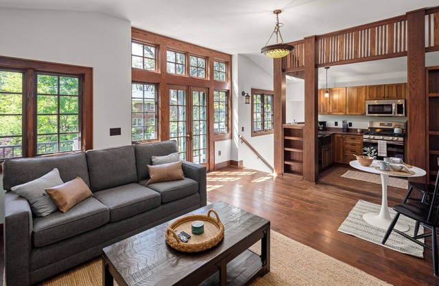 Beautifully furnished carriage house in the heart of historic Kenilworth.