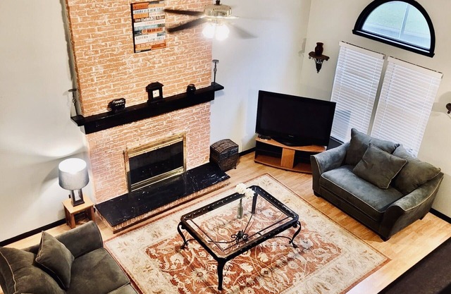 Beautifully furnished home next to lake & park - safe and convenient location