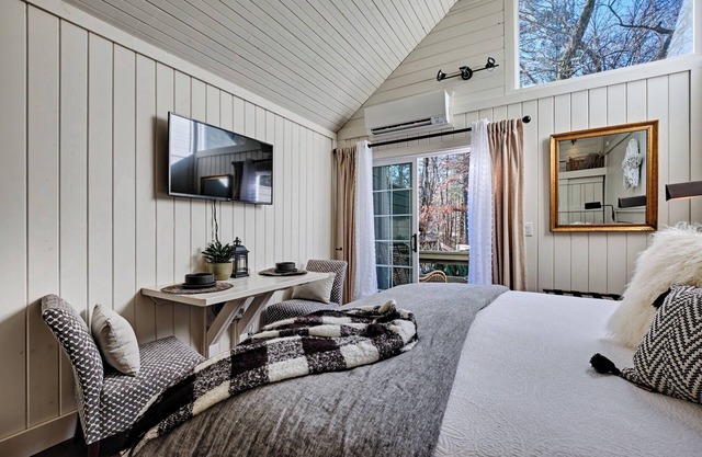 Beautifully Furnished Studio Just Inside Sapphire Valley - Tiny Star Cottage