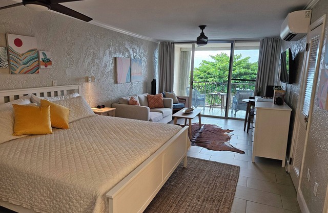 Beautifully Furnished Studio Minutes From the Beach with King Sized Bed