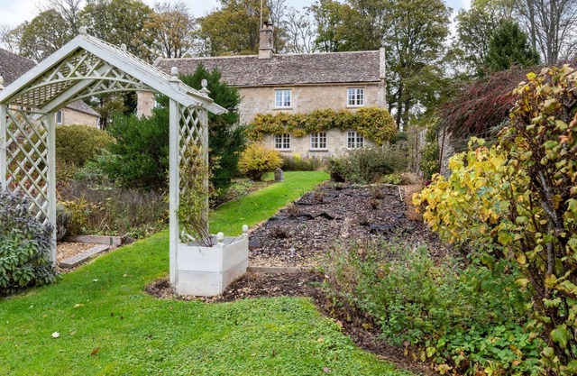 Beautifully presented three bedroom Cotswold holiday cottage in the Cotswolds - Old Farm Cottage