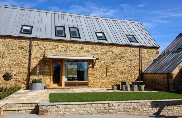 Beautifully presented Cotswold holiday cottage with a hot tub - Walnut Barn
