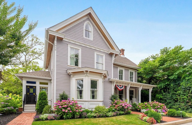 Beautifully Remodeled Historic Designer 6 Bedroom/Walk to Beach/City/Restaurants
