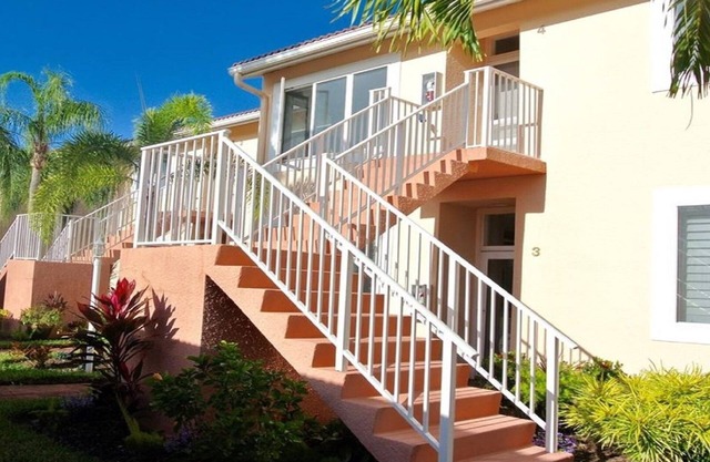 Beautifully Remodeled Second Floor Falling Waters Condo 2 minutes to the Pool