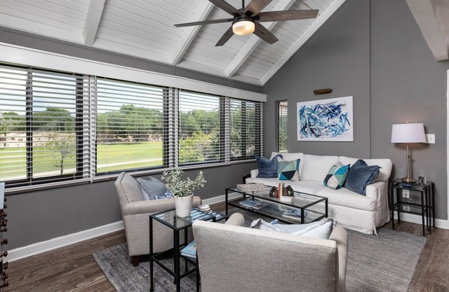 Beautifully Renovated, Walk to the Beach, Pet Friendly