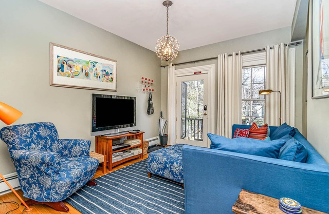 Beautifully renovated apartment in the trees