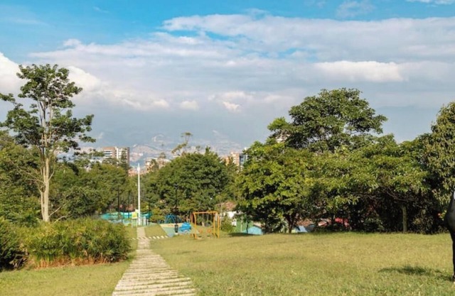 Beautifully Renovated Apartment Close to Park