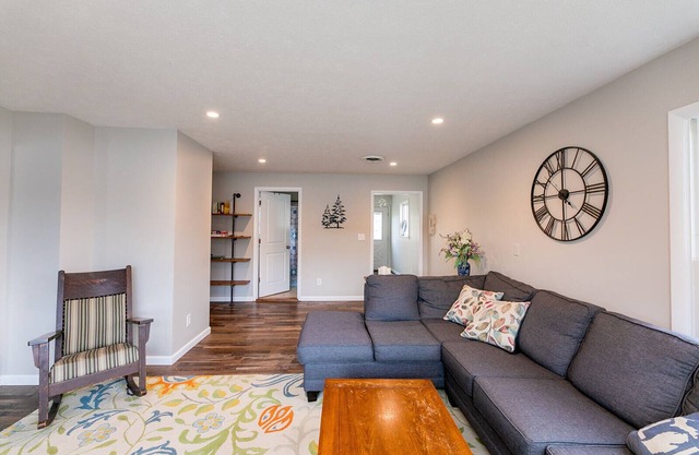 Beautifully Renovated Lakefront Cottage