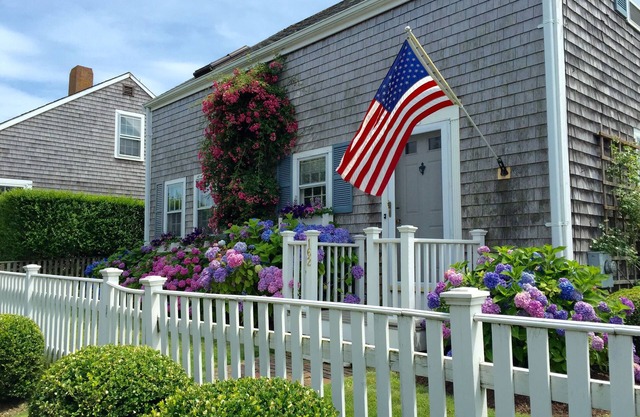 Beautifully Renovated Main Street Cottage- Great Location