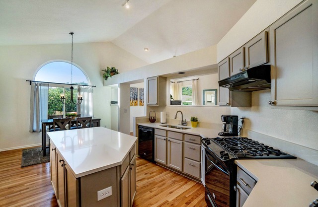 Beautifully Undated Home Under the "Rock" and 2 Minutes to Downtown