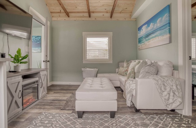 Beautifully Updated King Bedroom Cottage with Fireplace is 68 Steps from Beach!