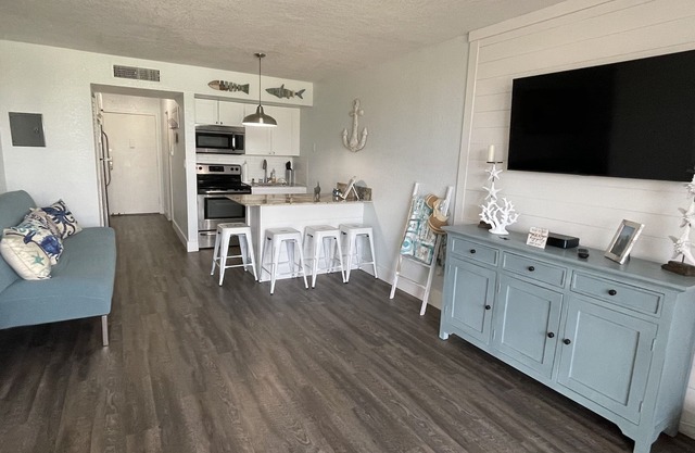 Beautifully Updated Studio Apartment, Summer Sea Condo